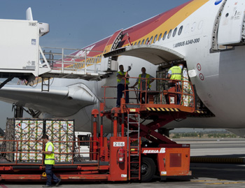 Operarios de Iberia cargan un avión po la bodega
