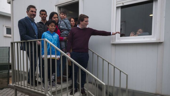 El alcalde de Madrid visitando el centro Caracolas del que han expulsado a familias enteras